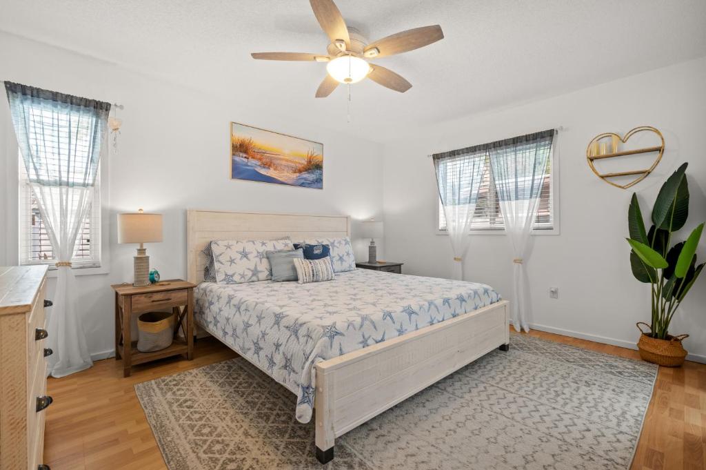 um quarto com uma cama e uma ventoinha de tecto em Sunshine Home and Romantic Vacation em Sarasota