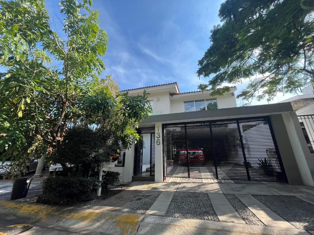 una casa con un garaje con una puerta en Casa Serena - Casa de Huéspedes en Guadalajara