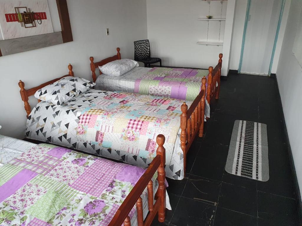 - un groupe de lits dans une pièce adjacente dans l'établissement Suites Cabo Frio, à Cabo Frio