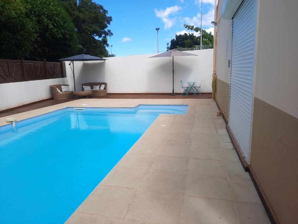 Bazén v ubytování Studio avec piscine privée, idéalement situé nebo v jeho okolí