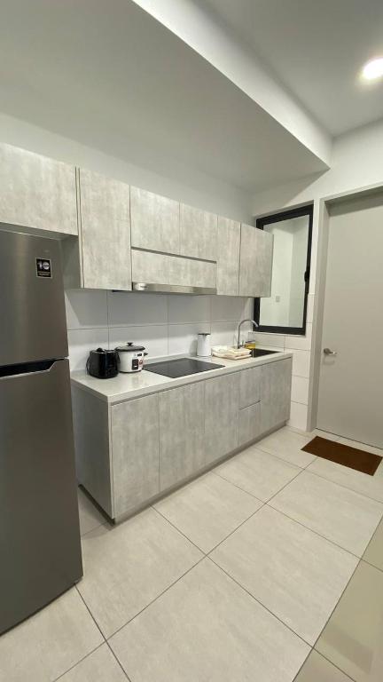 Kuchyň nebo kuchyňský kout v ubytování MuciHOME Clio 3R2B, Putrajaya Condo Near to IOI City Mall, Alamanda, Hospital Serdang, Wetland Studio KRU dll- Non Smoking Home for Malaysian Only