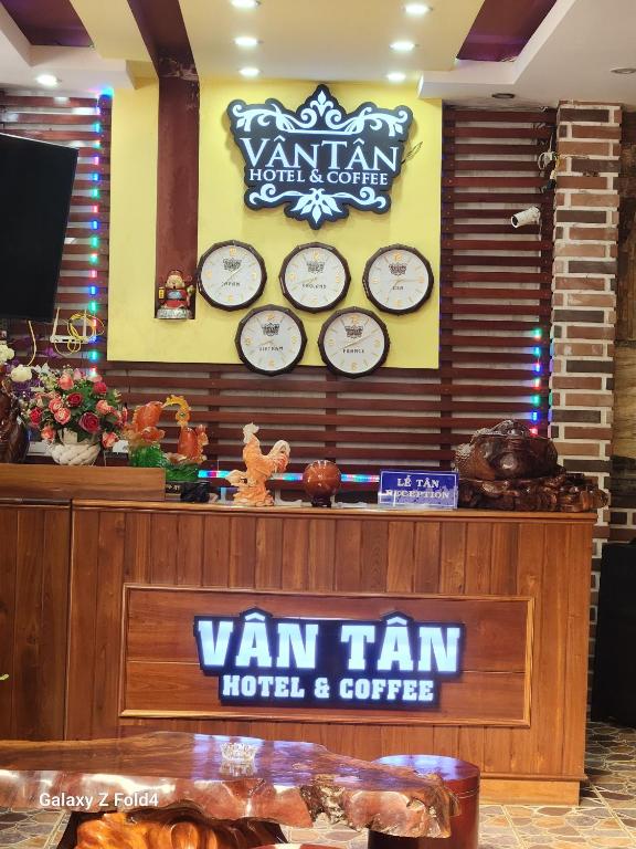 una señal para un motel de furgoneta y un café en Vân Tân, en Kon Von Kla