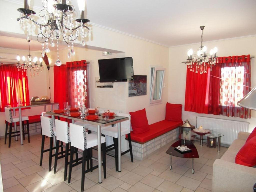 Televízia a/alebo spoločenská miestnosť v ubytovaní Ionian Villas