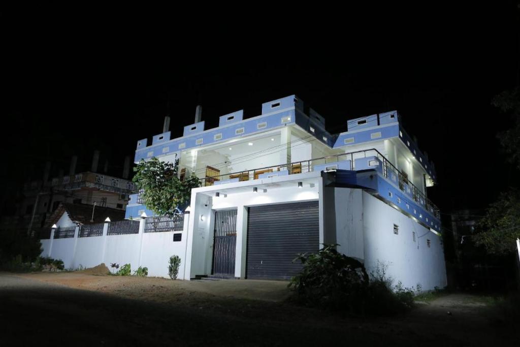 un gran edificio blanco con una puerta delante en Birunthavanam, en Vavuniya