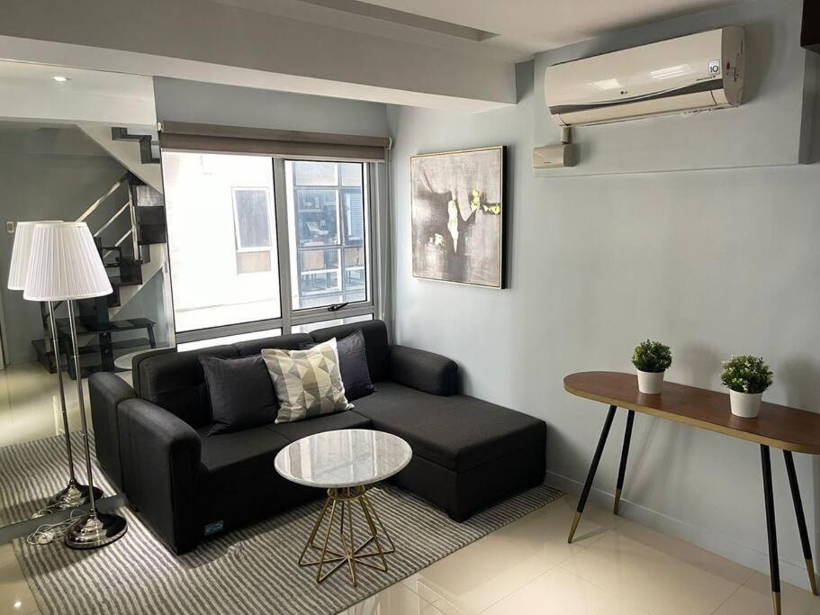 Stylish Modern Loft 2BR in BGC tesisinde bir oturma alanı