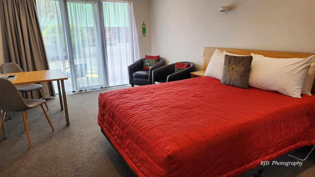 Postel nebo postele na pokoji v ubytování Ashburton's Regency Motel