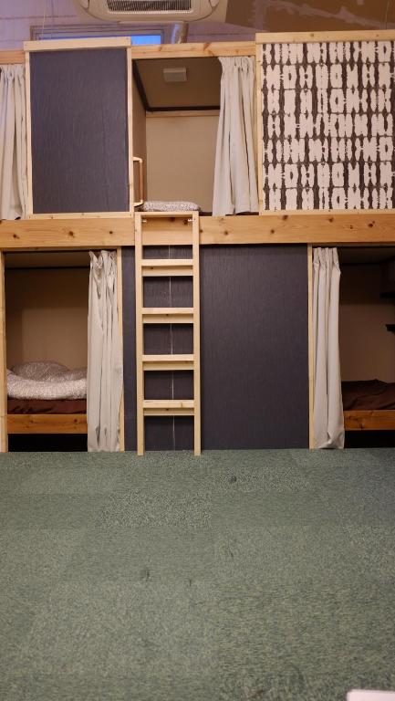 Palanda nebo palandy na pokoji v ubytování Hostel Furoya