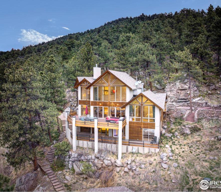 una casa grande en la cima de una colina en Sunshine Daydream Boulder Mountain Home - walk to Pearl St. / hiking, en Boulder