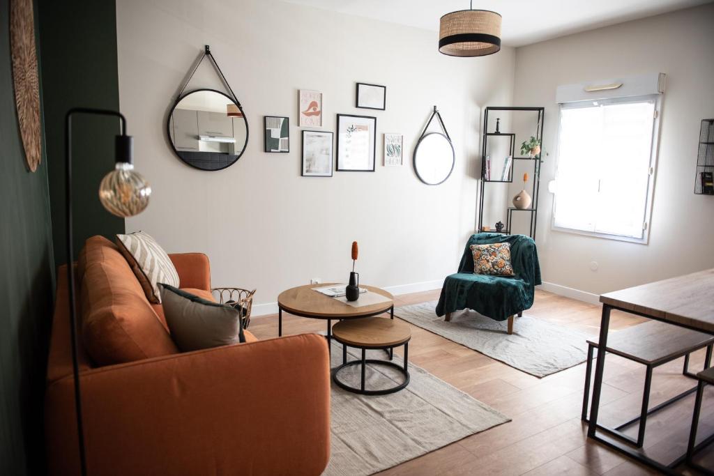 una sala de estar con un sofá y una mesa en Sapio, en Angers