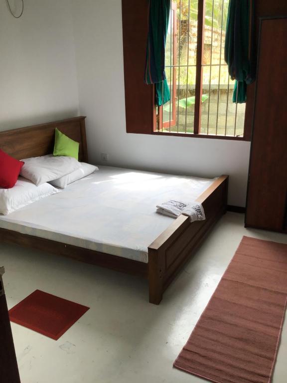 1 cama grande en una habitación con en Induruwa Cottage en Induruwa