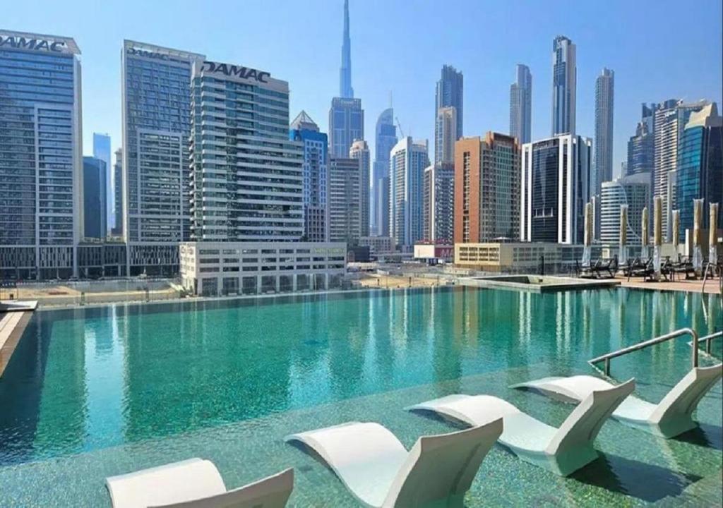 Bazén v ubytování Comfy 1 Bed in Business Bay with Burj Khalifa View nebo v jeho okolí