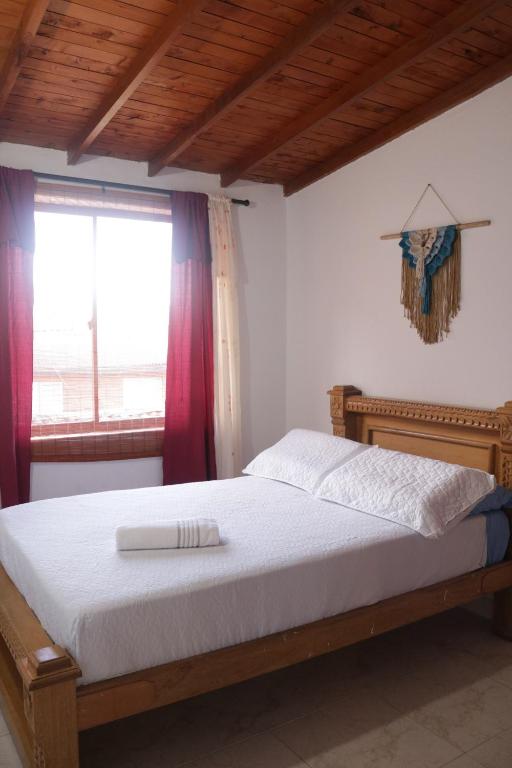 een slaapkamer met een groot bed en een raam bij Genial Apto ubicacion estratégica in Medellín
