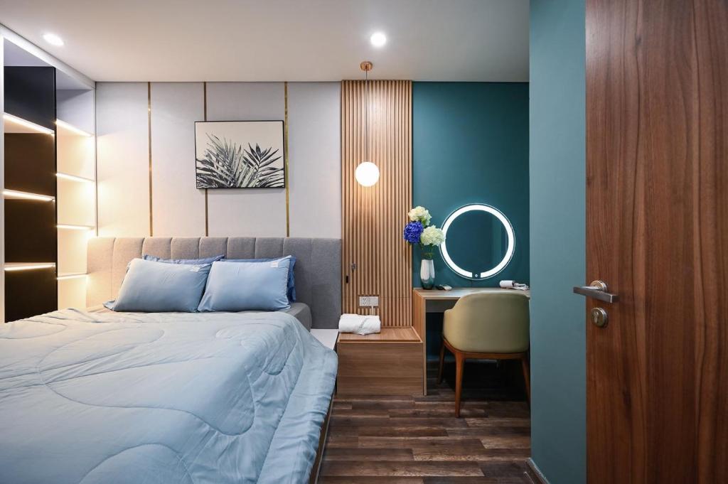 - une chambre avec un lit et un bureau avec un miroir dans l'établissement Bear's House - Orchid Hà Đô Centrosa, à Hô-Chi-Minh-Ville