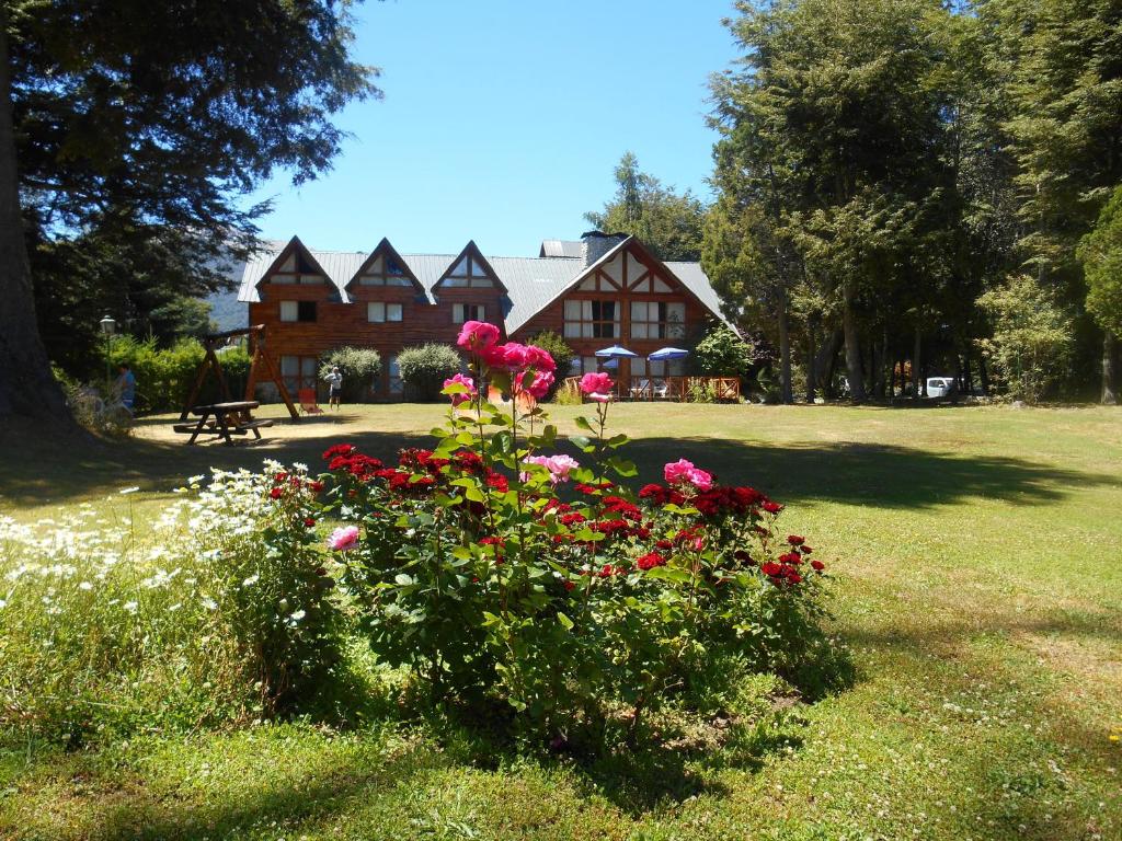 una casa con un ramo de flores en un patio en Hosteria Pichi Rincon en Villa La Angostura