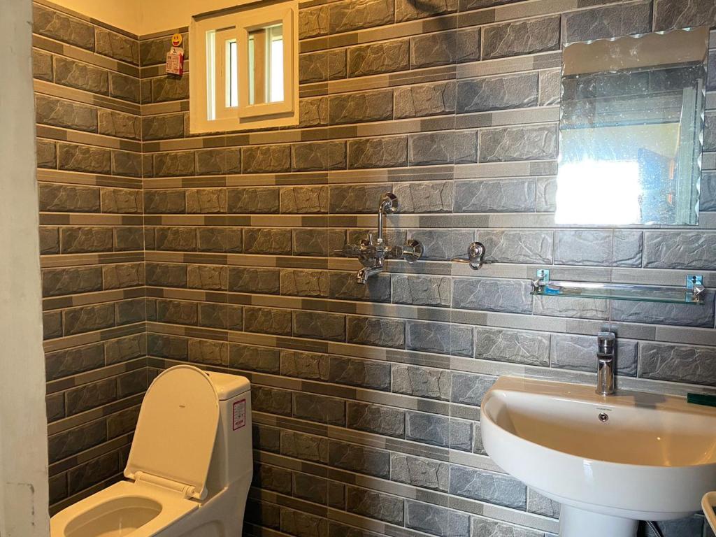 un bagno con un water e un lavandino di Panoramic View Guest House Sarangkot a Pokhara