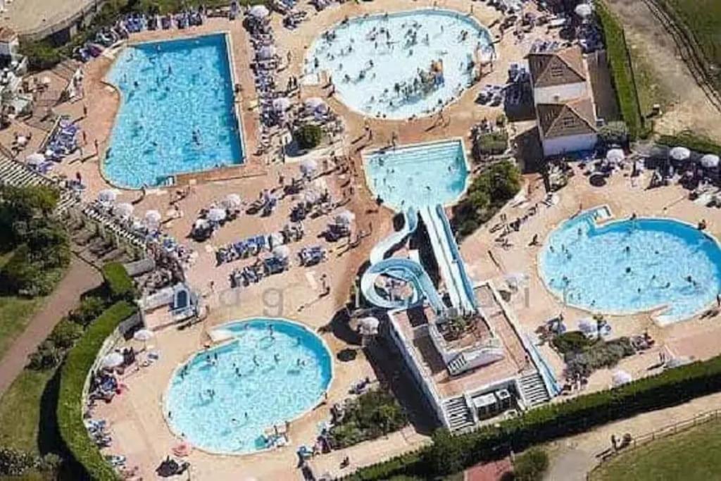 een uitzicht over de 3 zwembaden van een resort bij Appartement La Rotonde à Port Bourgenay in Talmont