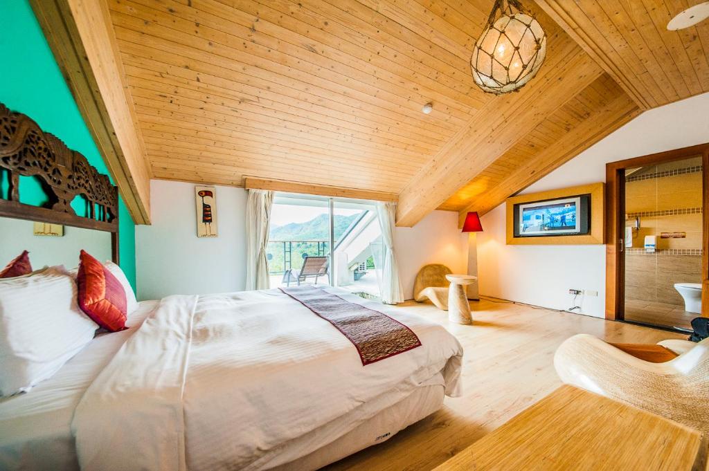 una camera con un grande letto e una grande finestra di Seasons Bali Fashion Inn a Kenting