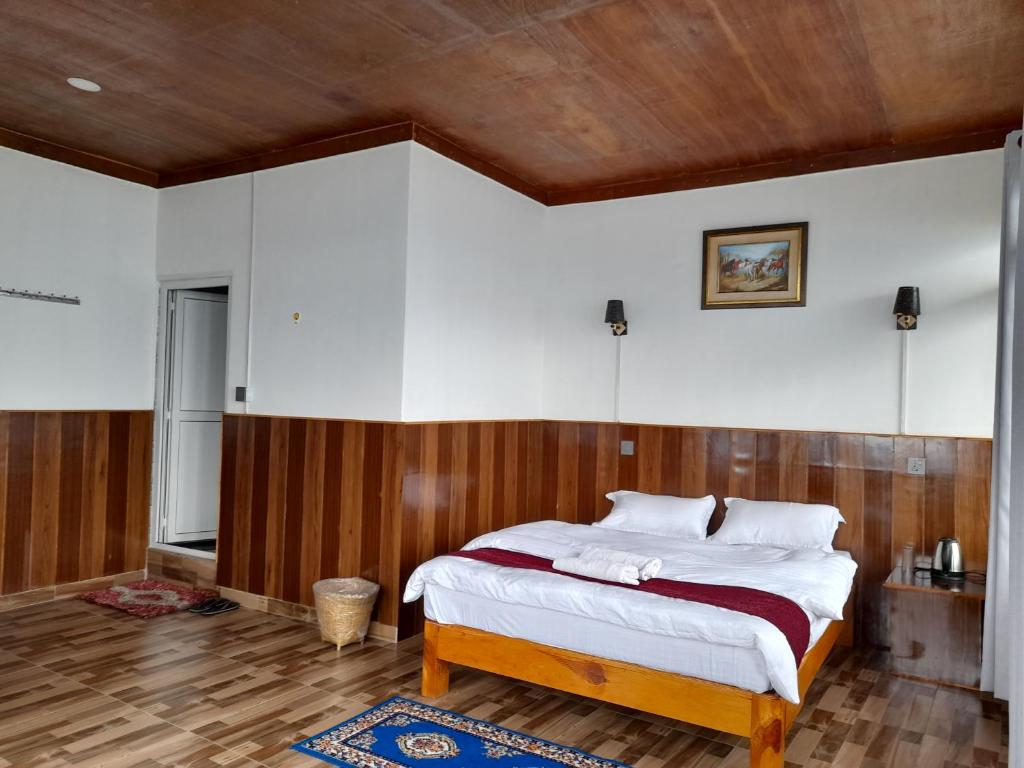 Letto o letti in una camera di Panoramic View Guest House Sarangkot