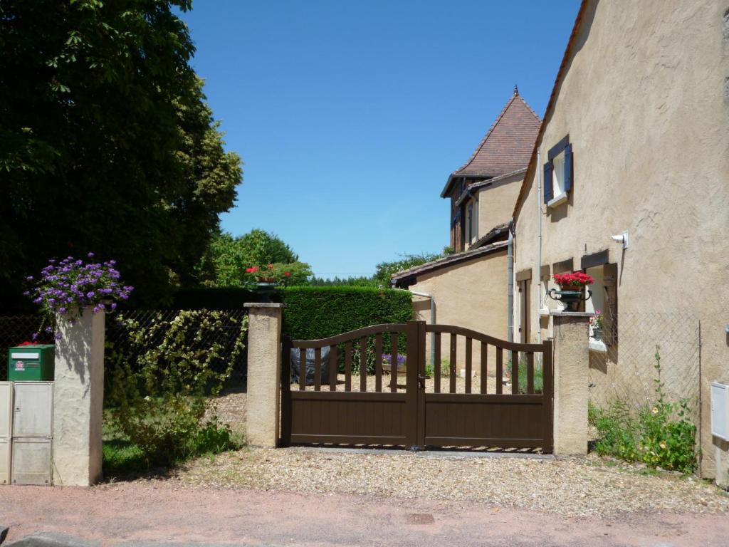 ein Holztor vor einem Haus in der Unterkunft Les Sureaux Le Gite 3 étoiles par CDT24 in Le Pizou