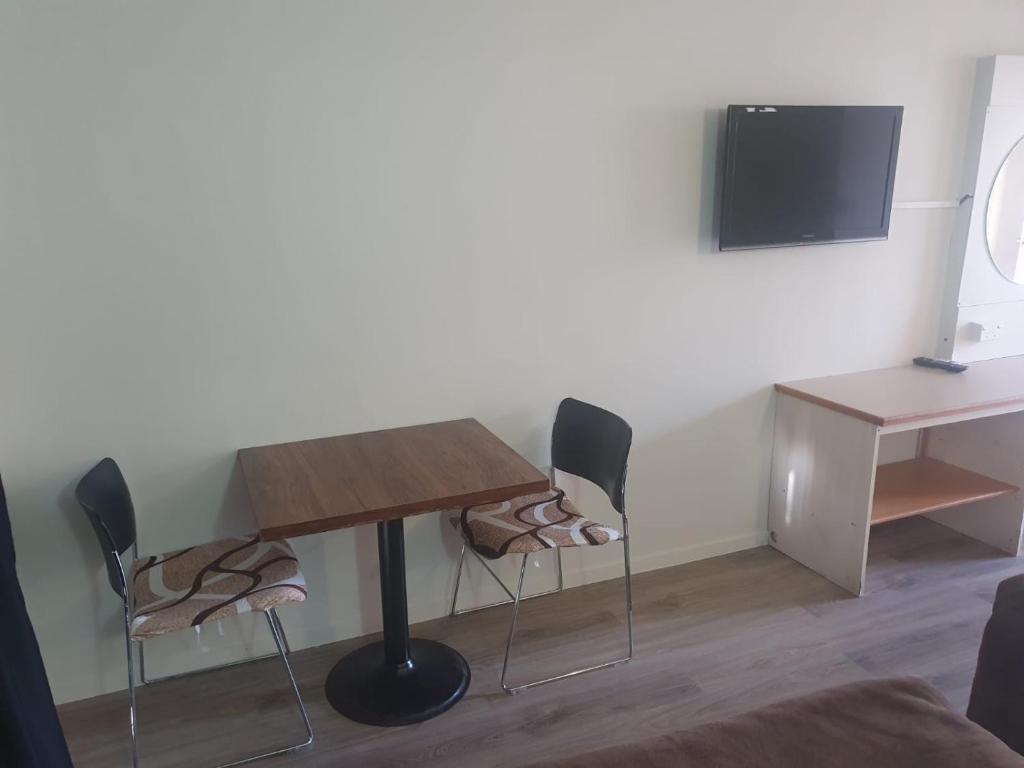 TV a/nebo společenská místnost v ubytování Ascot Epsom Motel