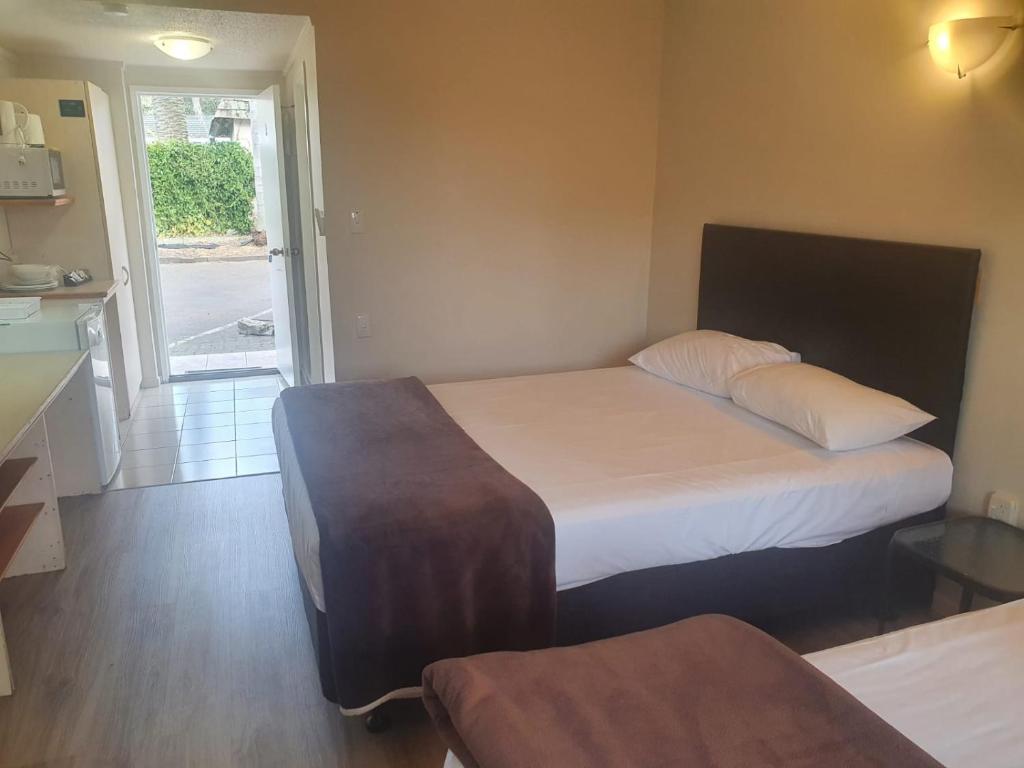 Postel nebo postele na pokoji v ubytování Ascot Epsom Motel