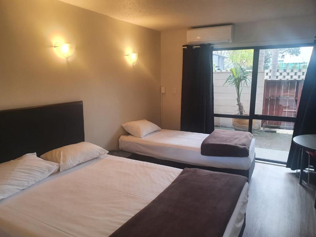 Postel nebo postele na pokoji v ubytování Ascot Epsom Motel
