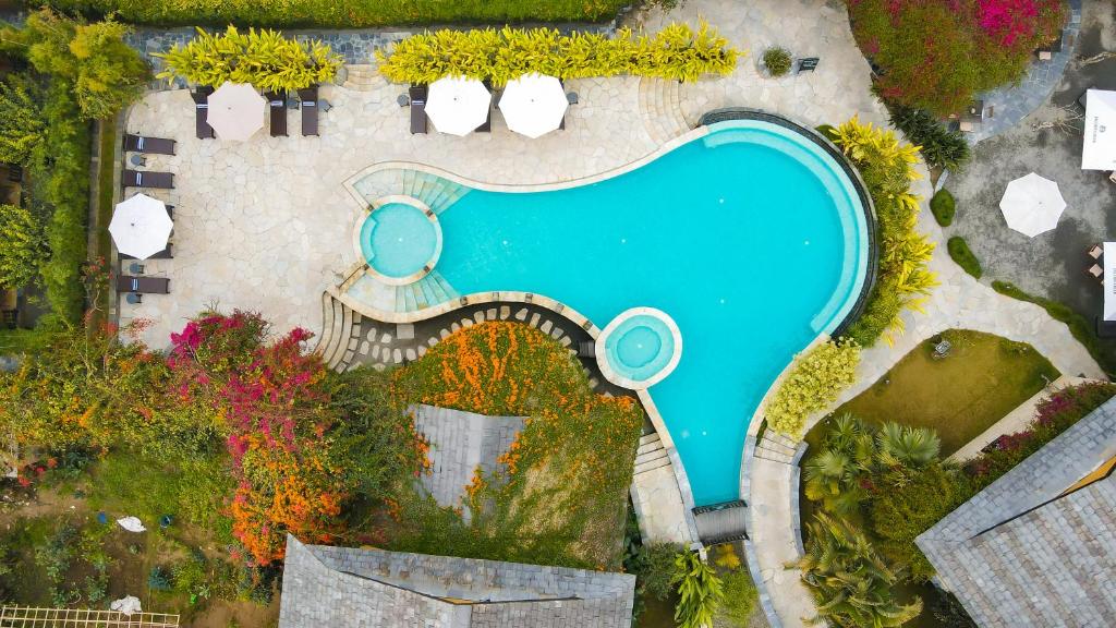 een uitzicht over het zwembad bij Temple Tree Resort & Spa in Pokhara