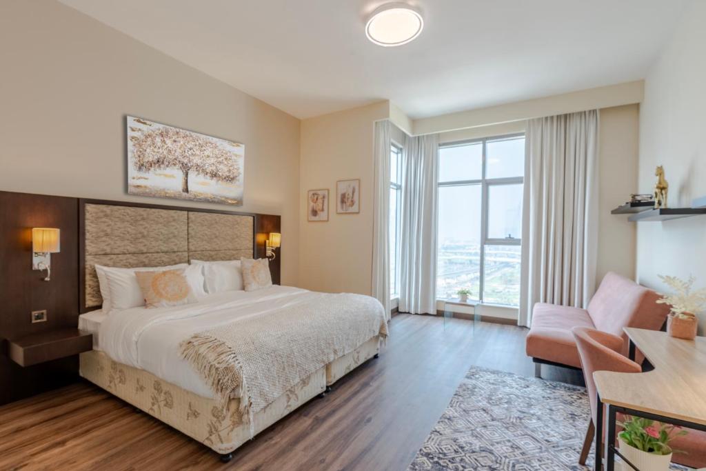 una camera con letto, scrivania e sedia di BEAUTIFUL HUGE 2 BED ROOM APARTMENT a Dubai