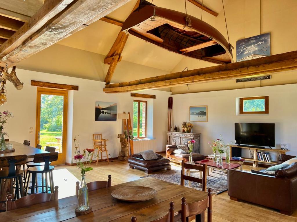 Zdjęcie z galerii obiektu Corps de fermes pour 22 personnes, 7ha de foret, bar et piscine privée w mieście Villemurlin