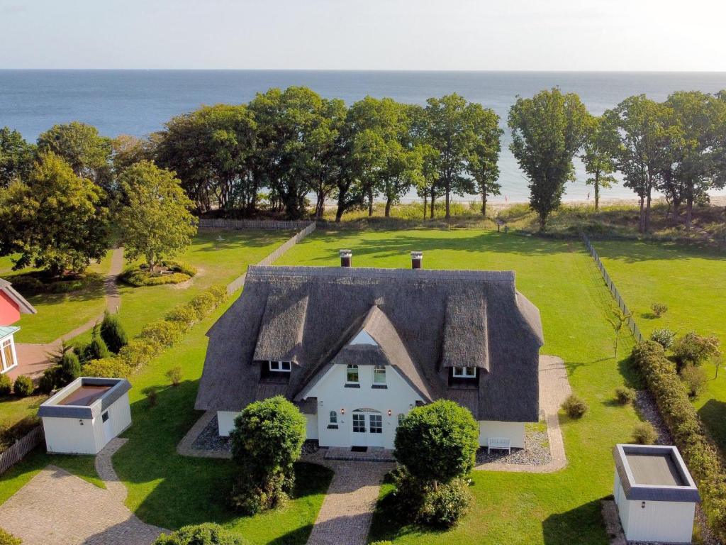 an aerial view of a white house with a roof at Reethus am Strand - Haushälfte 2 mit Kamin, Sauna in Lobbe