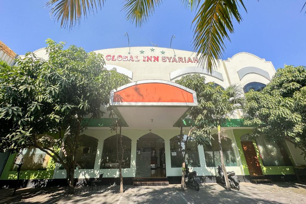 Global Inn Syariah Mitra RedDoorz near Juanda T1 Airport : مبنى به مدرسة مع وضع علامة الزهري عليه