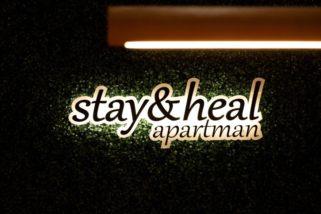 Ein Schild, auf dem steht: "Bleib gesund, auf dem Tisch." in der Unterkunft Stay & Heal Apartman in Rogaška Slatina