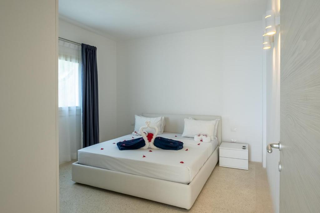 sypialnia z białym łóżkiem z 2 torbami w obiekcie Ocean View Penthouse with Jacuzzi Elias Homes ZanzibarHouses w mieście Gulioni