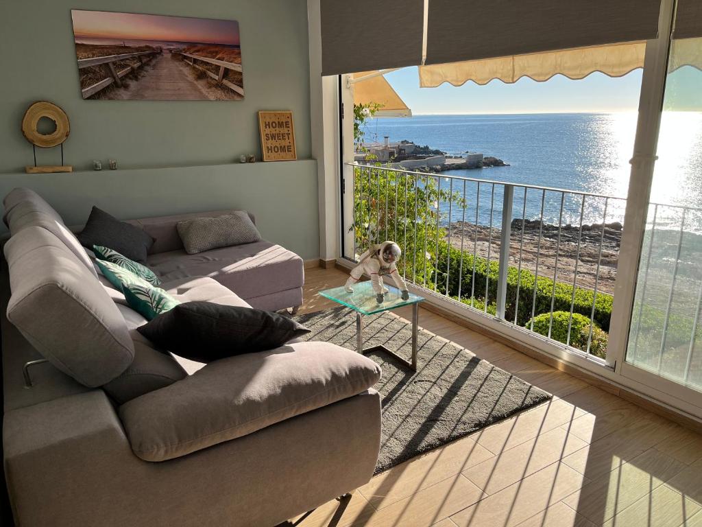 ein Wohnzimmer mit einem Sofa und Meerblick in der Unterkunft Altea Seafront by KalmaRent in Altea