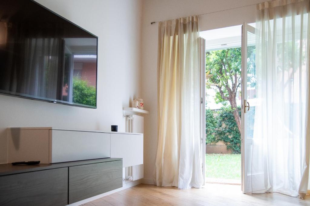 A television and/or entertainment centre at Il giardino di Luy Apartment