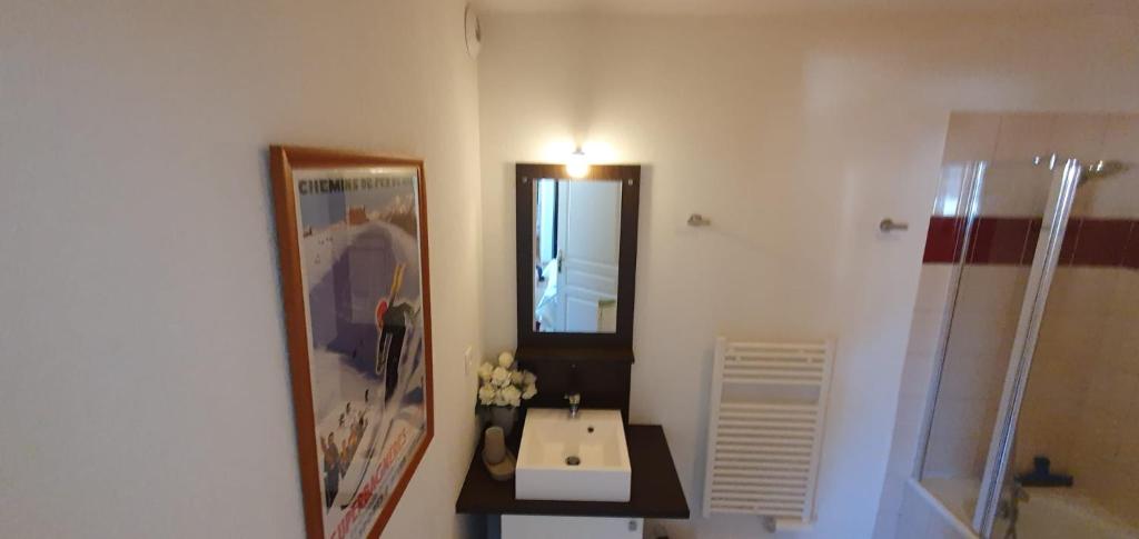 Kúpeľňa v ubytovaní Le Venasque, T2, centre Luchon, wifi, casier à ski, ascenseur, 4 personnes