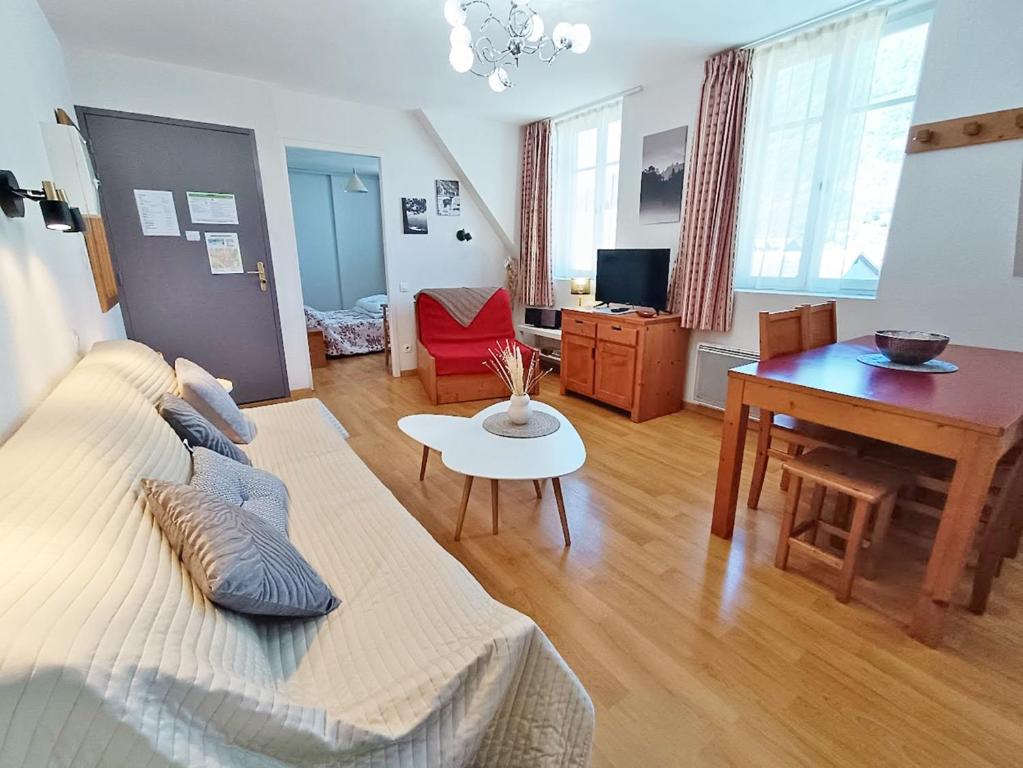 Televízia a/alebo spoločenská miestnosť v ubytovaní Le Venasque, T2, centre Luchon, wifi, casier à ski, ascenseur, 4 personnes