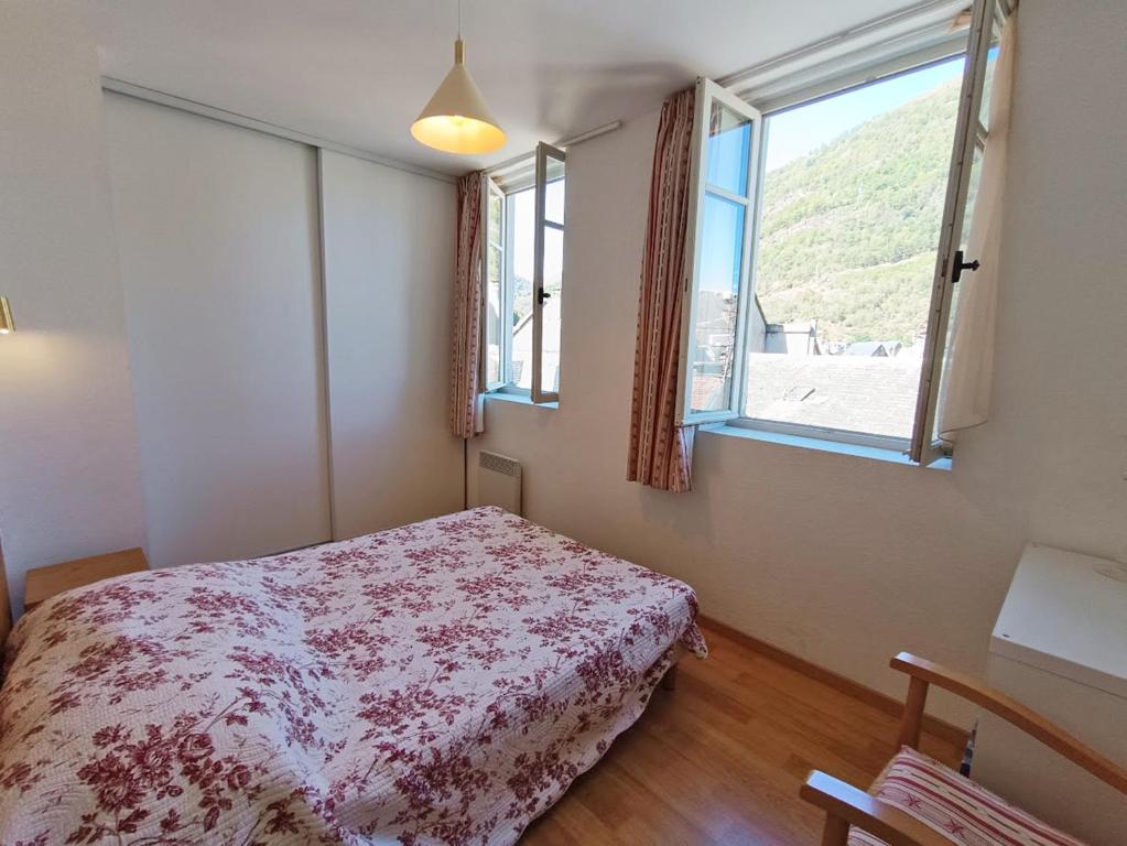 Posteľ alebo postele v izbe v ubytovaní Le Venasque, T2, centre Luchon, wifi, casier à ski, ascenseur, 4 personnes