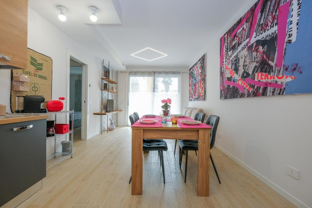 a kitchen and dining room with a table and chairs at BergamoCityCenter 04 in Bergamo