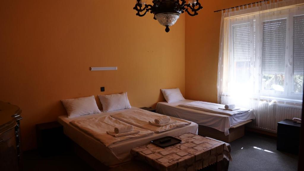 Postel nebo postele na pokoji v ubytování Attila Hotel Budapest