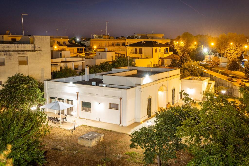 una casa bianca di notte con luci di Villa Giardino delle Zie- possibilità di servizio mezza pensione cena al tavolo colazione-vicino Ospedale Cardinale Panico Tricase a Tricase