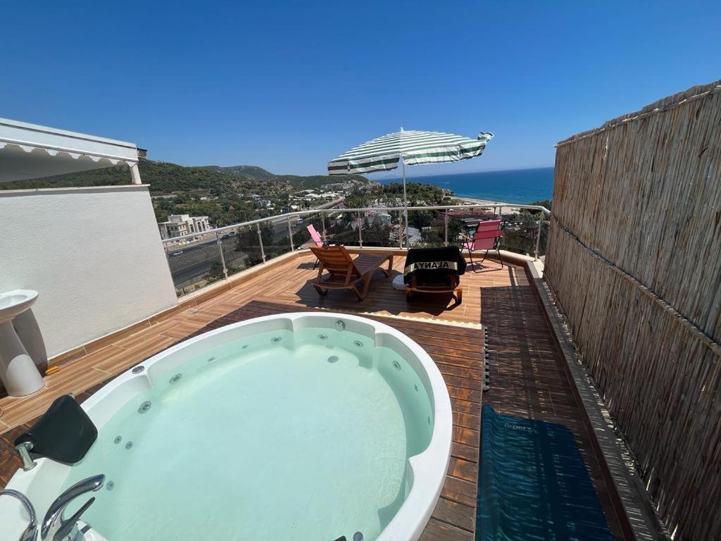 - un bain à remous sur une terrasse avec vue sur l'océan dans l'établissement Sea Wave House, à Alanya