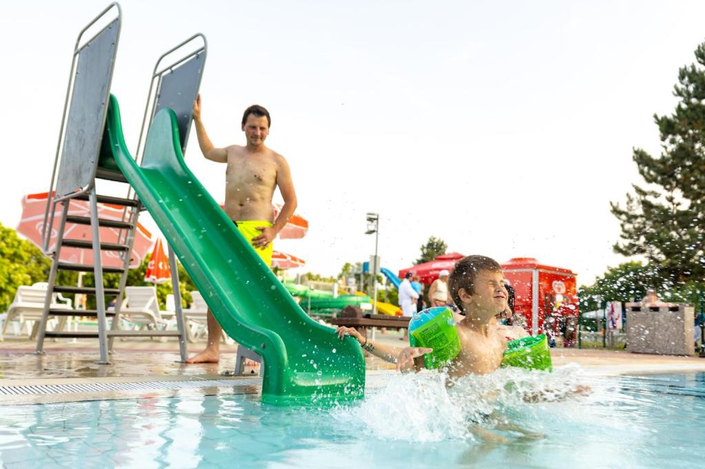 Bazén v ubytování Thermal Resort Hotel Lendava nebo v jeho okolí