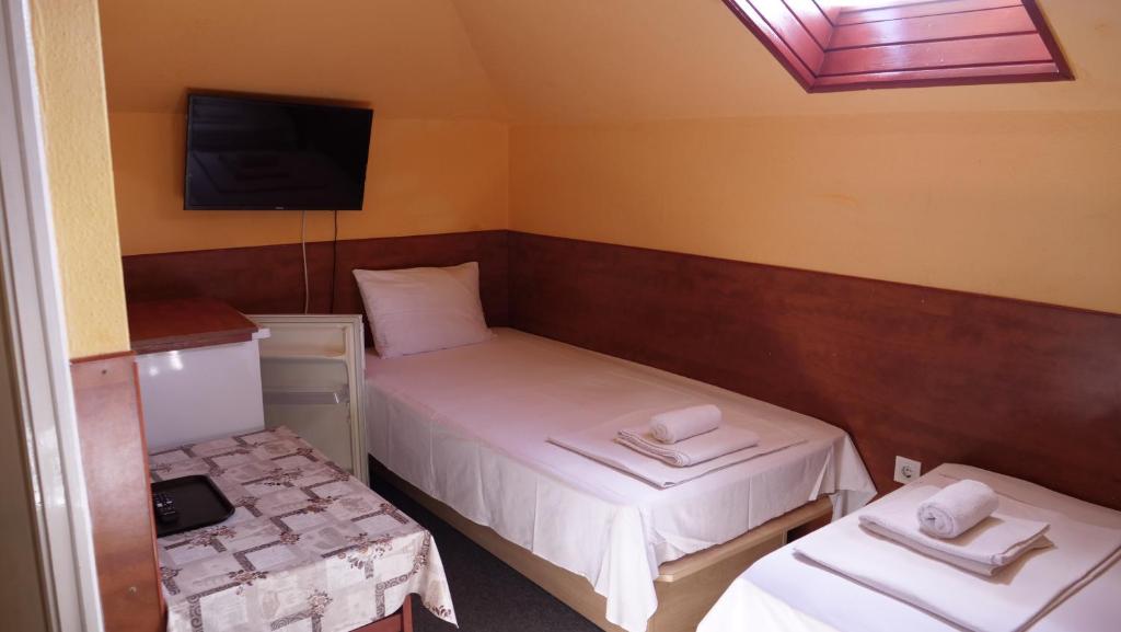 Postel nebo postele na pokoji v ubytování Attila Hotel Budapest