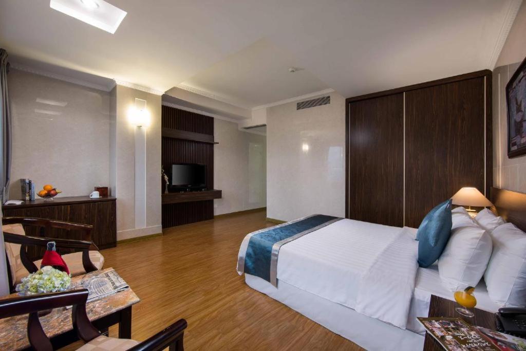 Postel nebo postele na pokoji v ubytování Danly Hotel 24 Đào Tấn HN - by BAY LUXURY
