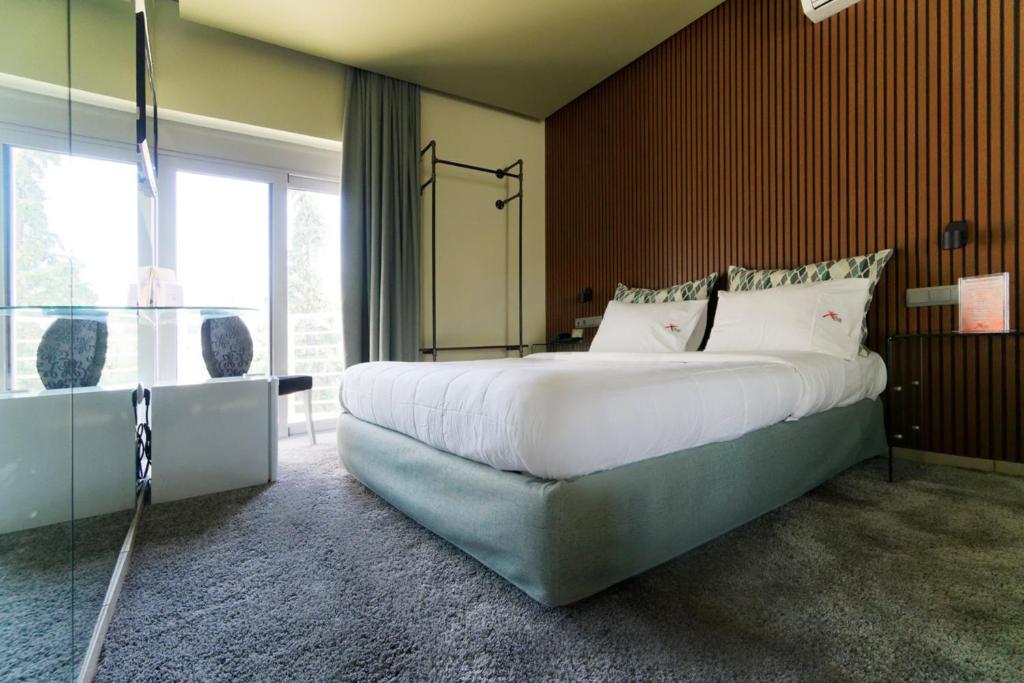 - une chambre avec un grand lit et une grande fenêtre dans l'établissement X Dream Hotel-Adults Only, à Athènes