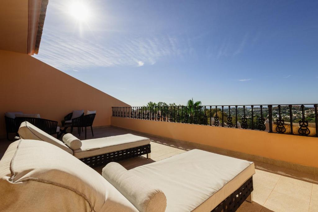 Balkón nebo terasa v ubytování Penthouse with sea views in Nueva Andalucia