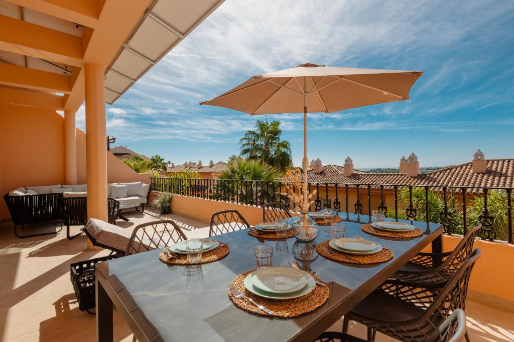 Balkón nebo terasa v ubytování Penthouse with sea views in Nueva Andalucia