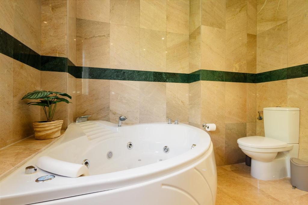Koupelna v ubytování Penthouse with sea views in Nueva Andalucia