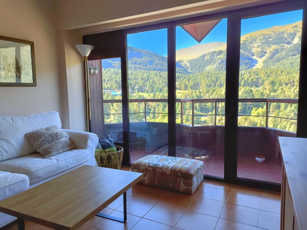 un soggiorno con vasca e vista di Apartamento a pie de pistas a La Molina